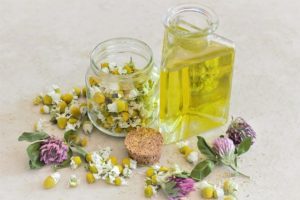 Vibrations Coaching: Self-care in difficult times, chamomile essential oil and flowers