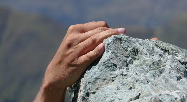 VibrationsCoaching:Hand Striving to Climb a Cliff